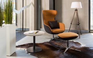 Lounge-Sessel mit Hocker in einer modernen Umgebung