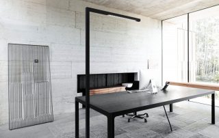 Moderner Schreibtisch mit stilvoller Stehlampe und innovativer Garderobe