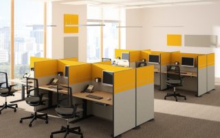 Moderner Arbeitsbereich mit einzelnen Bereichen und gelben Akzenten