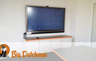 Smartboard in einem Besprechungsraum von Big Dutchman seitliche Ansicht