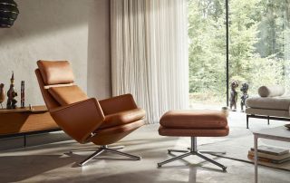 Lounge-Sessel und Hocker in einem sehr stilvollen Wohnbereich