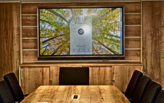 Besprechungsraum in kompletter Holzoptik sowie einem Smartboard
