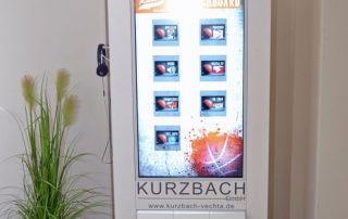 Silberne digitale Stehle mit Kurzbach Branding