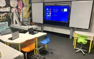 Digitale Tafel mit Whiteboard in einem Klassenzimmer