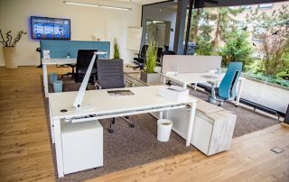 verschiedene moderne Arbeitsbereiche mit individuellen Schreibtischen und Bürostühlen