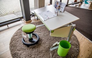 Schreibtischlösung für Kinder mit ergonomischem Sitzhocker und verstellbarem Schreibtisch