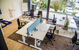 Moderne Arbeitsplätze mit Höhenverstellbaren Schreibtischen und ergonomischen Bürostühlen