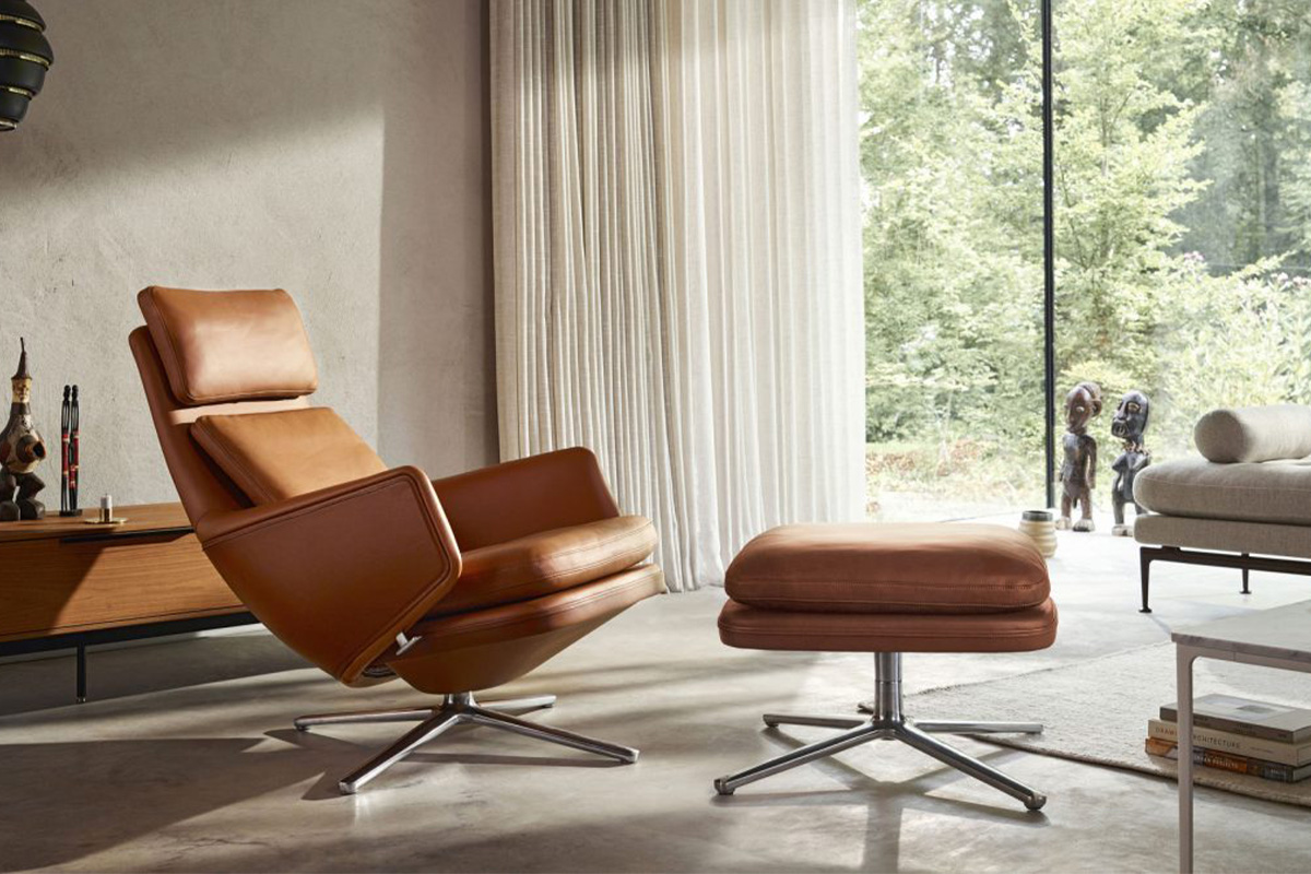 Lounge-Sessel und Hocker in einem sehr stilvollen Wohnbereich